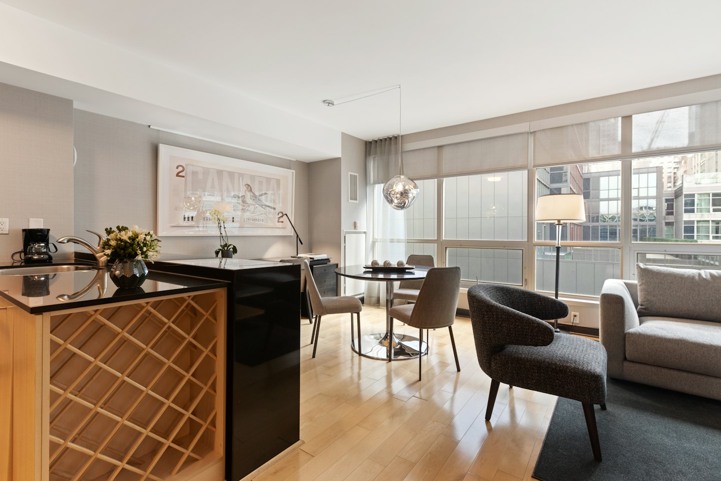 Cucina, sala da pranzo e soggiorno di un moderno appartamento.